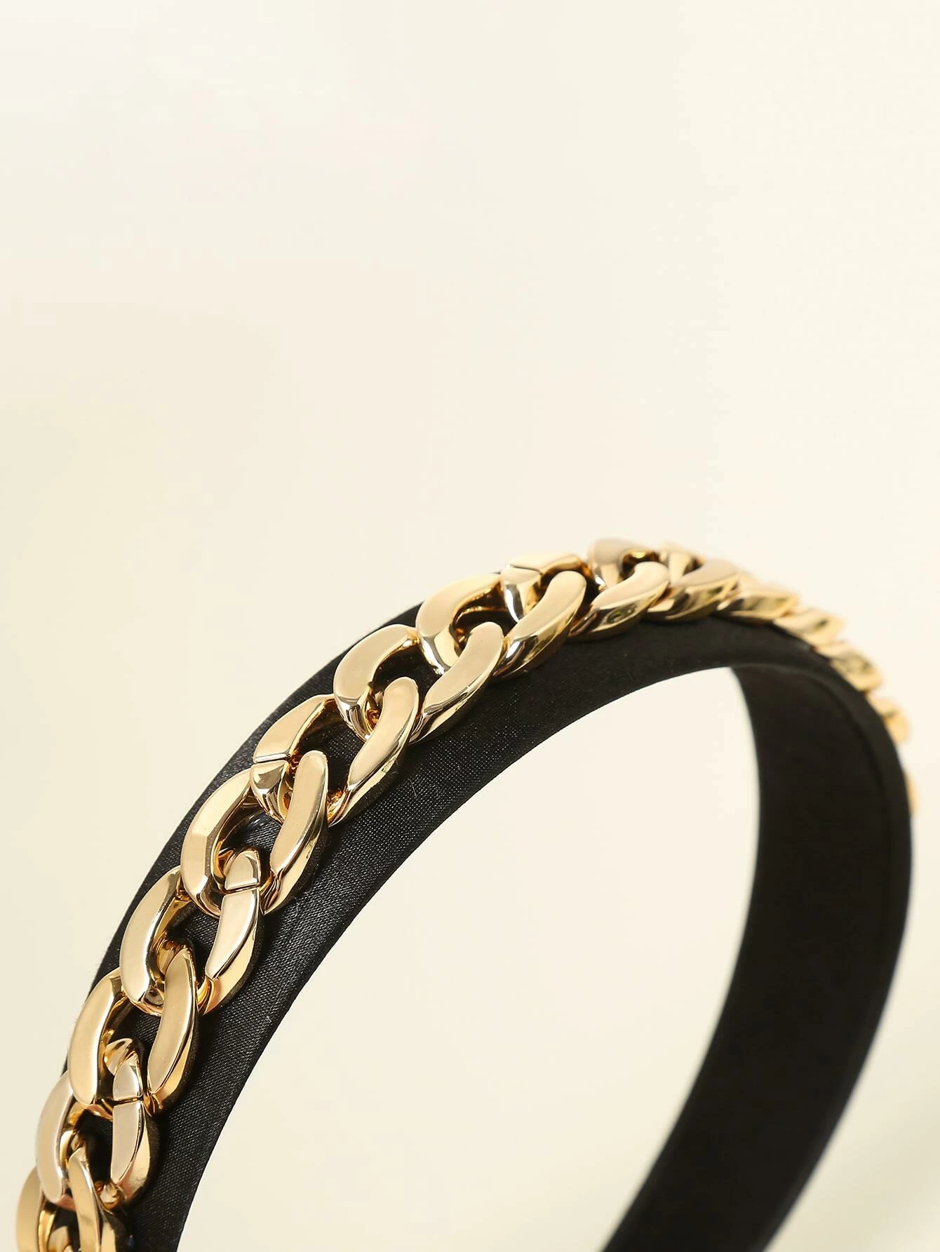 A hair hoop adorned with chain decorations, providing a stylish and trendy accessory to elevate your hairstyle.